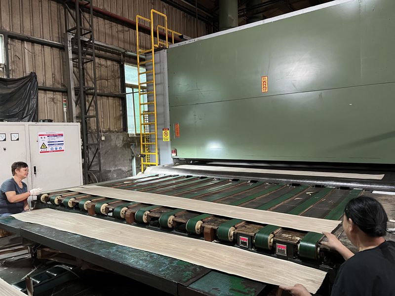 Dongguan Lingfeng Wood Industry Co., Ltd. linha de produção do fabricante