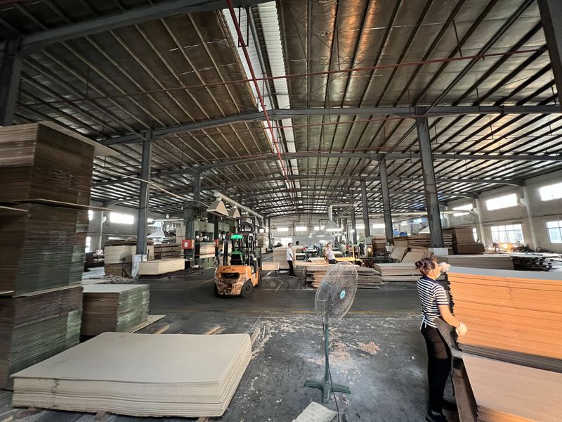 Dongguan Lingfeng Wood Industry Co., Ltd. linha de produção do fabricante