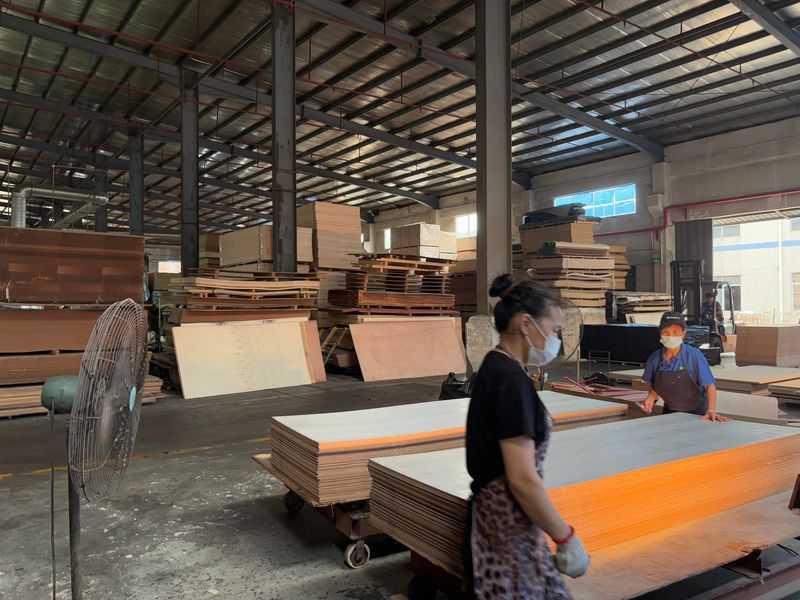 Dongguan Lingfeng Wood Industry Co., Ltd. linha de produção do fabricante